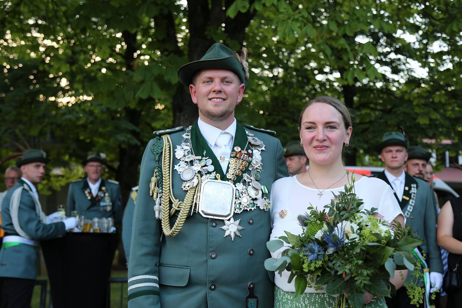 Das scheidende Bad Lippspringer Königspaar Daniel und Patricia Meier bei der Proklamation am Außenthron.